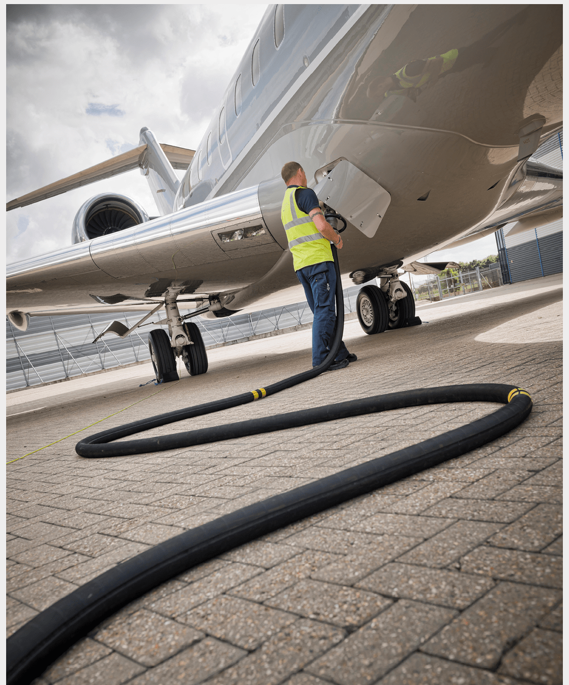 EP3Y7D Refueling, putting fuel into a private airplane